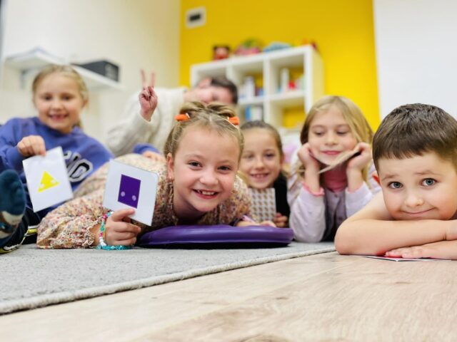 Dzieci z klas 1-3 podczas grupowych zajęć angielskiego