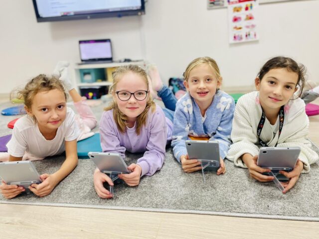 Uczennice Planet English współpracujące podczas zajęć z tabletami