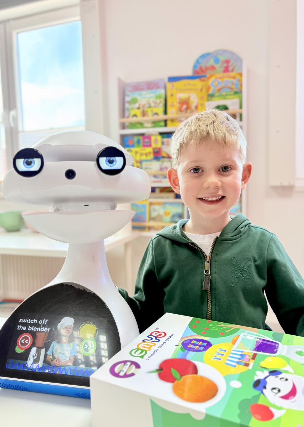 Uczennica Planet English pracująca z robotem edukacyjnym Emys