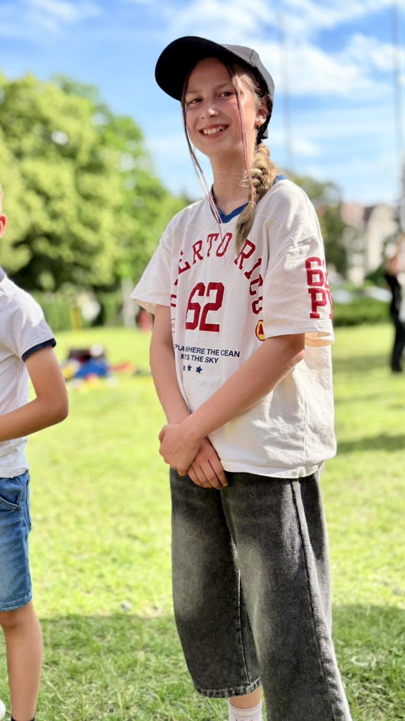 Uczennica Planet English podczas wydarzenia plenerowego